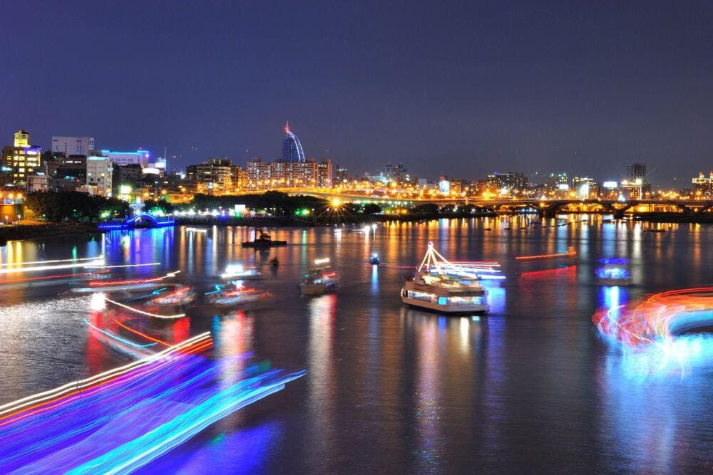 Du thuyền lướt nhẹ tr&ecirc;n s&ocirc;ng H&agrave;n, ngắm nh&igrave;n vẻ đẹp rực rỡ của Cầu Rồng Đ&agrave; Nẵng về đ&ecirc;m (Nguồn: Freepik)